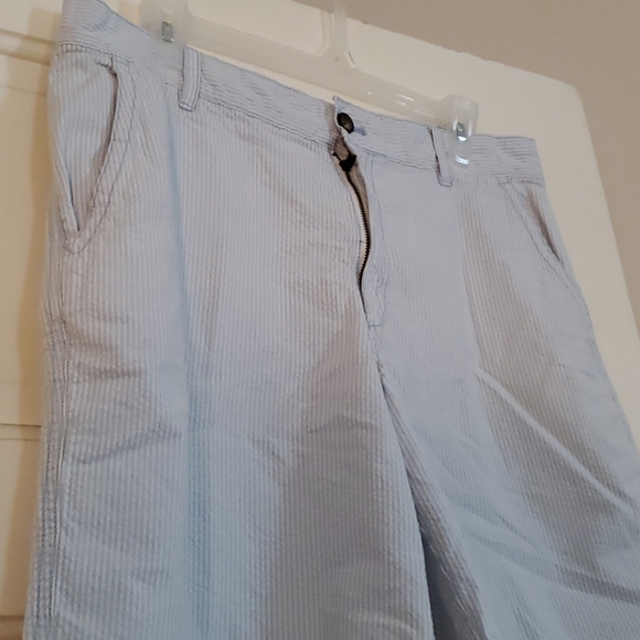 Izod Men's shorts - Picture 2 of 5